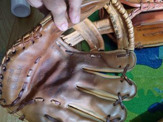 Baseball gloves set