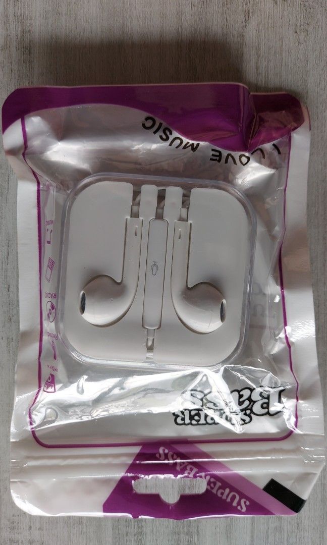 Brand new wired earphone63857261767043110