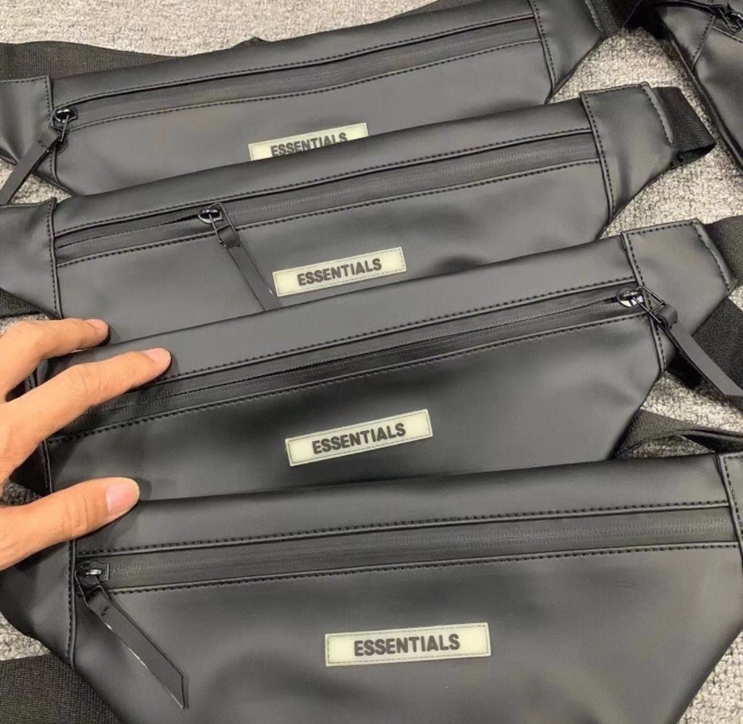 全新正品]🉐FEAR OF GOD ESSENTIALS WATERPROOF SLING BAG 字母皮革斜