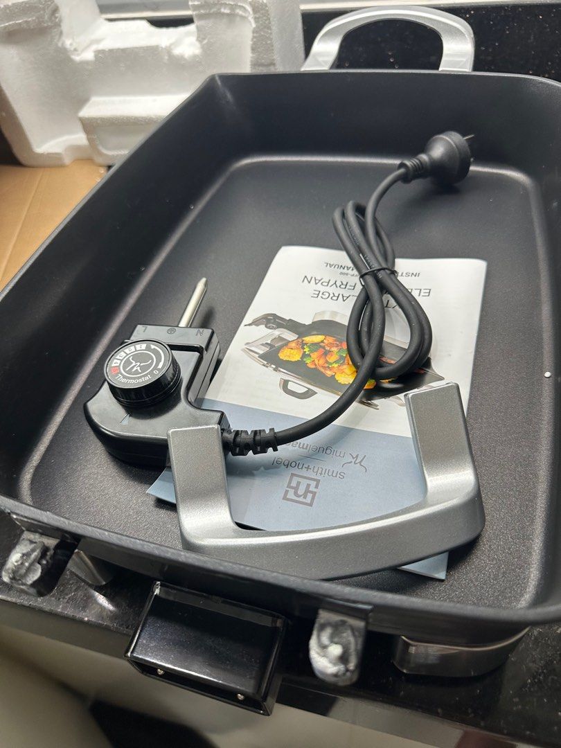 Extra Large Electric Frying pan (Category: Cookers) located in Paranaque City. Submitted by Stylerfinds (Listing ID 1263926073, Image 2). Description: Good as new but with Issue: broken handle, see pictures Retail price for 160$ Sf c/o buyer.