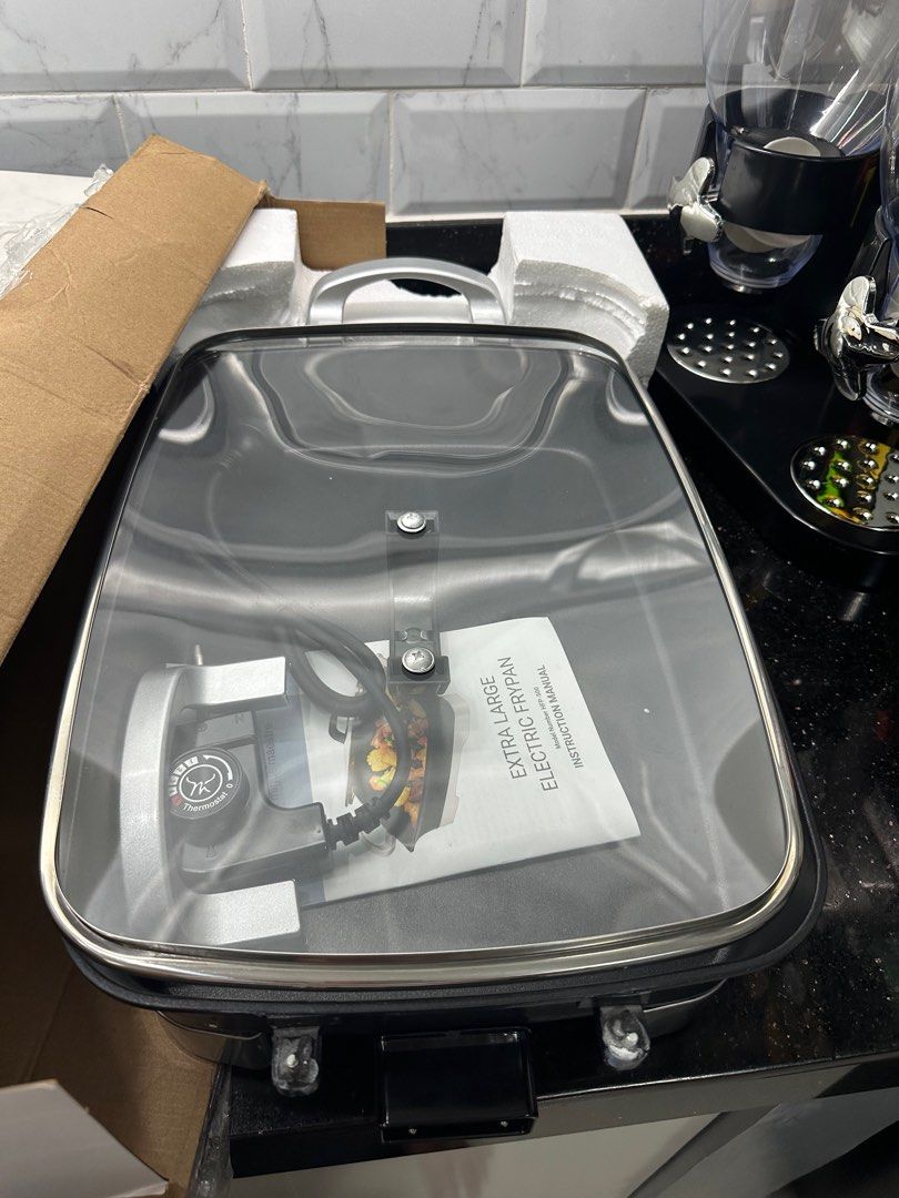 Extra Large Electric Frying pan (Category: Cookers) located in Paranaque City. Submitted by Stylerfinds (Listing ID 1263926073, Image 1). Description: Good as new but with Issue: broken handle, see pictures Retail price for 160$ Sf c/o buyer.
