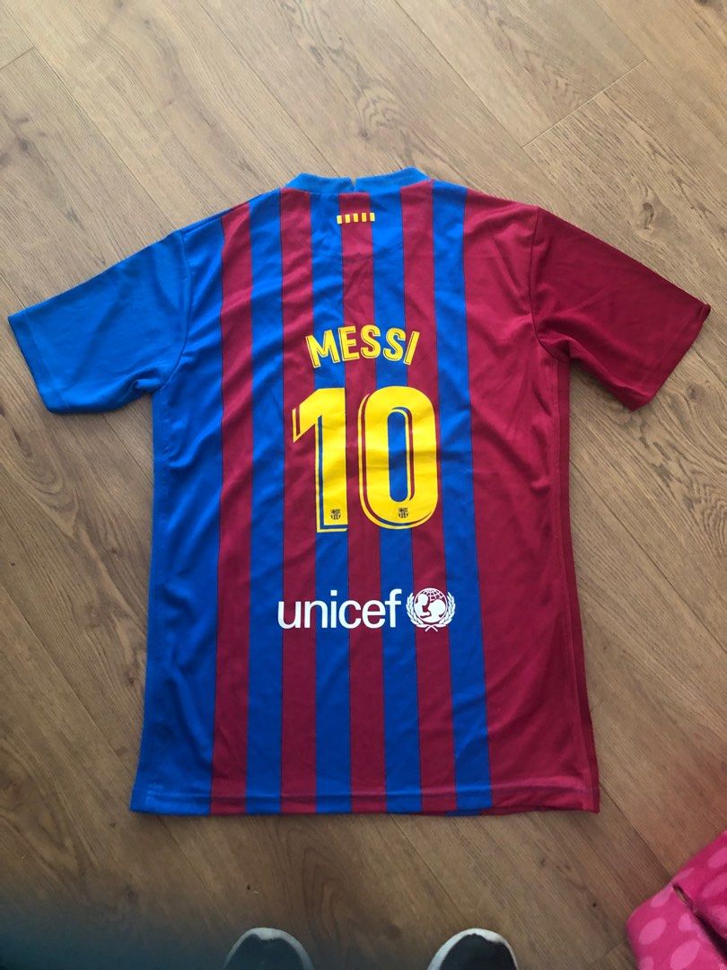 FC Barcelona Messi jersey (Category: Men's Clothes) located in Penshurst. Submitted by leoniemckin (Listing ID 1263952611, Image 2). Description: .