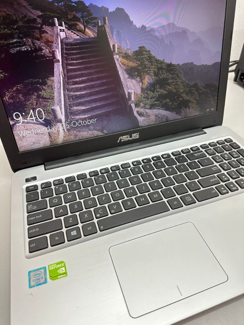Laptop Asus A556U 15.6in notebook PC i5 4gb ram
