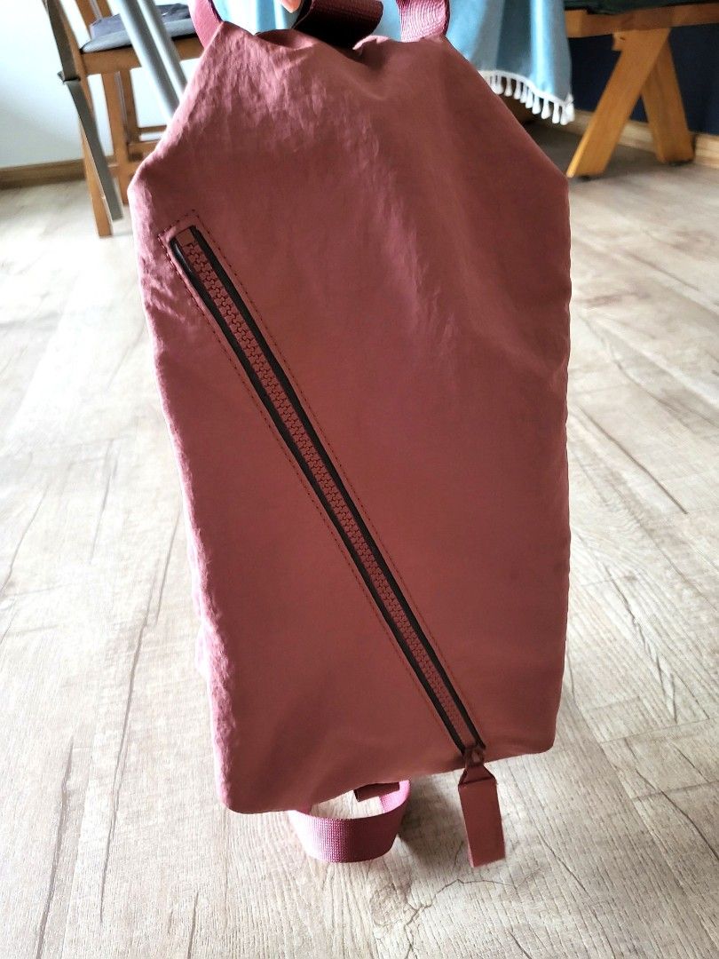LULULEMON fast track bag 2.0 (Category: Cross-body Bags) located in Singapore. Submitted by sunshineblush_ (Listing ID 1263989196, Image 2). Description: dusty pink. Used only a few times and condition is still good. very slight discolouration on one of the metal clapse but not very obvious. retail price $128.