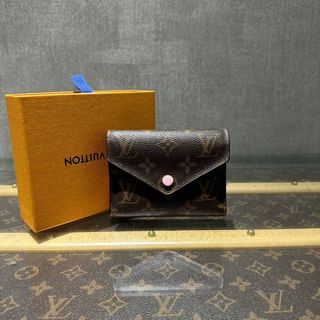 Louis Vuitton Sarah Wallet in Monogram and Fuchsia. LOVE how neat and  organized this wallet is! There are 16 credit card slo…