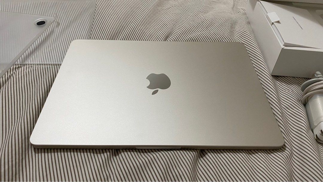 MacBook Air 2022 (STARLIGHT)- 8gb memory | 256 SSD- with its Original ...