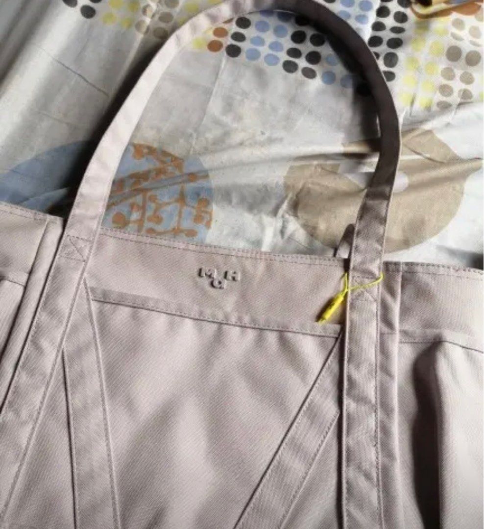 MAH Tote Bag (Category: Tote Bags) located in Las Pinas. Submitted by decluttxrstudios (Listing ID 1264049036, Image 3). Description: srp is 2k+ used once, want to buy in another color.