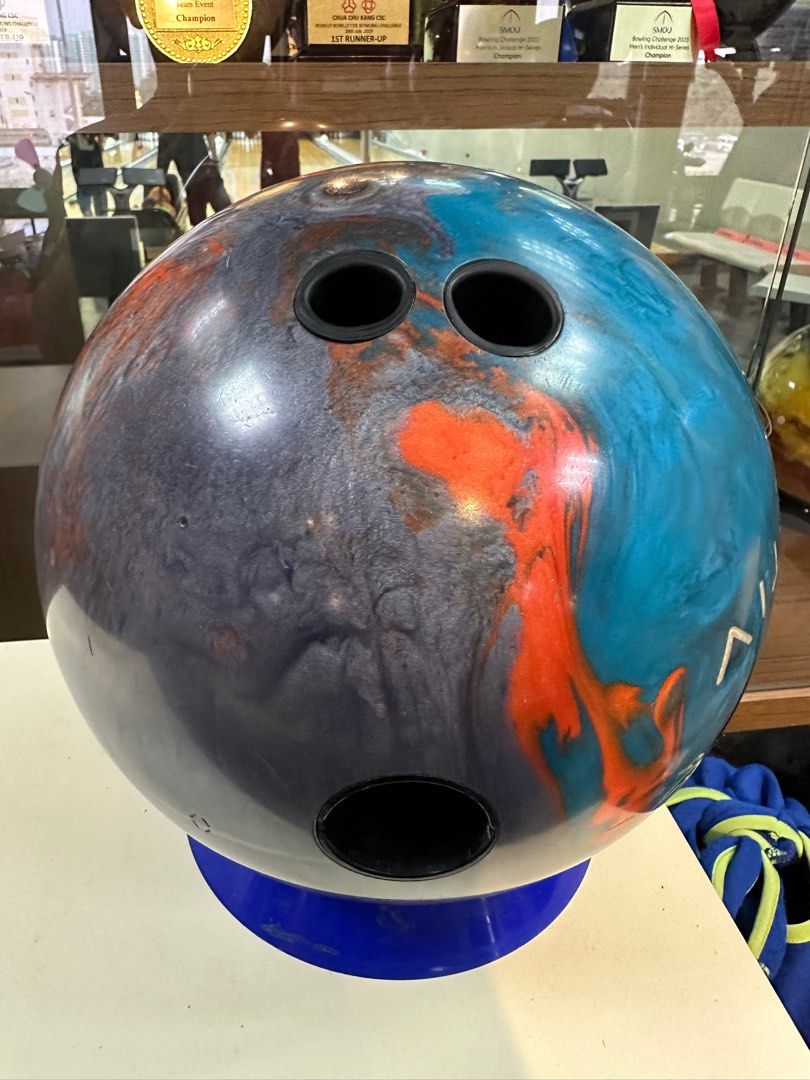Motiv Jackal Flash Bowling Ball, Sports Equipment, Sports & Games, Billiards & Bowling on Carousell