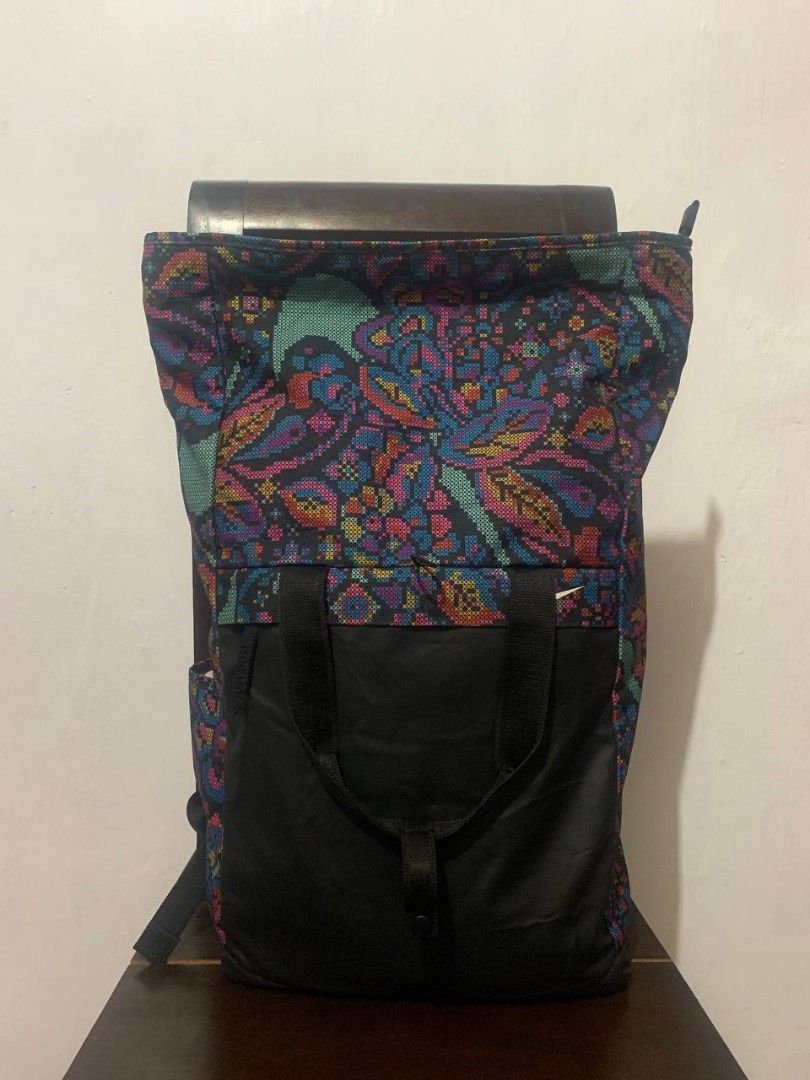 radiate tote nike