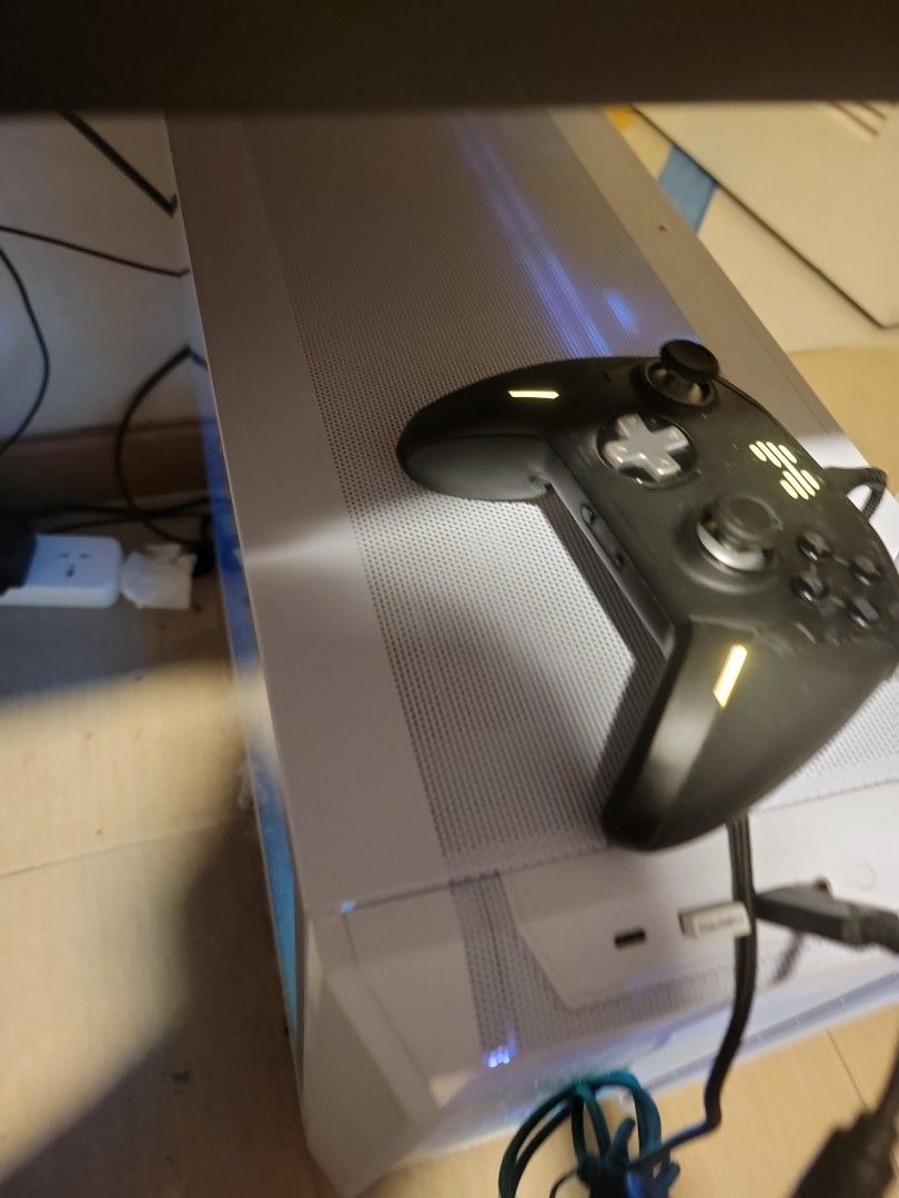 pc box/container (Category: Other Accessories) located in Taguig. Submitted by luozhixin95503 (Listing ID 1264054352, Image 3). Description: original price 6000p, 3 month used.