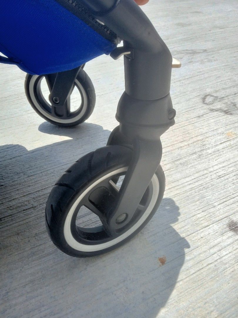 Stroller (Category: Strollers) located in Seri Kembangan. Submitted by affandynurulstuff (Listing ID 1264031350, Image 3). Description: Stroller jarang pakai, kondisi macam baru, kain tebal elok dan warna padu terang mcm baru beli. brek tayar, handle, tempat duduk dan baring semua function elok. Anak boleh duduk sampai 5tahun sebab saiz besar dan tahan lasak. Nak jual sebab anak dah besar. Siapa beli untung sangat sebab kondisi elok macam baru. D