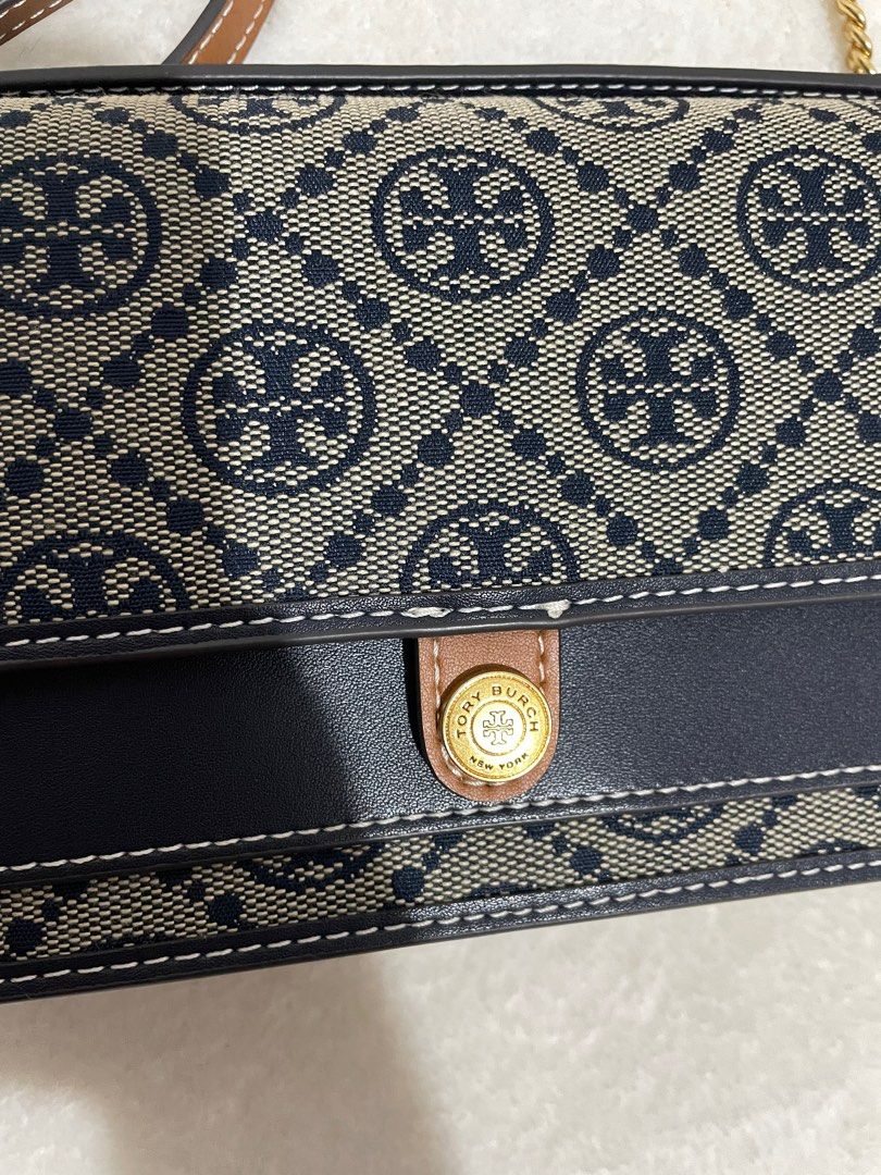 Tory Monogram Chain Wallet/Sling Bag (Category: Luxury Bags & Wallets) located in Iloilo. Submitted by mau.brandnew_prelovedthingy (Listing ID 1263909486, Image 2). Description: No dustbag included.