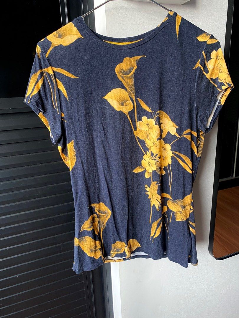 navy and yellow t shirt