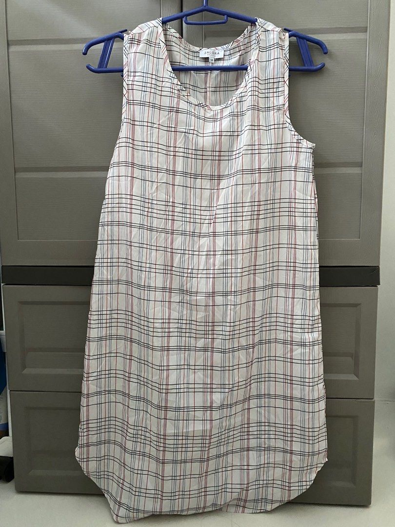 Zalora Sleeveless Dress (Medium) (Category: Dresses) located in Bulacan. Submitted by eeeeeeeee00 (Listing ID 1263902544, Image 1). Description: Needs ironing Zalora Basics.