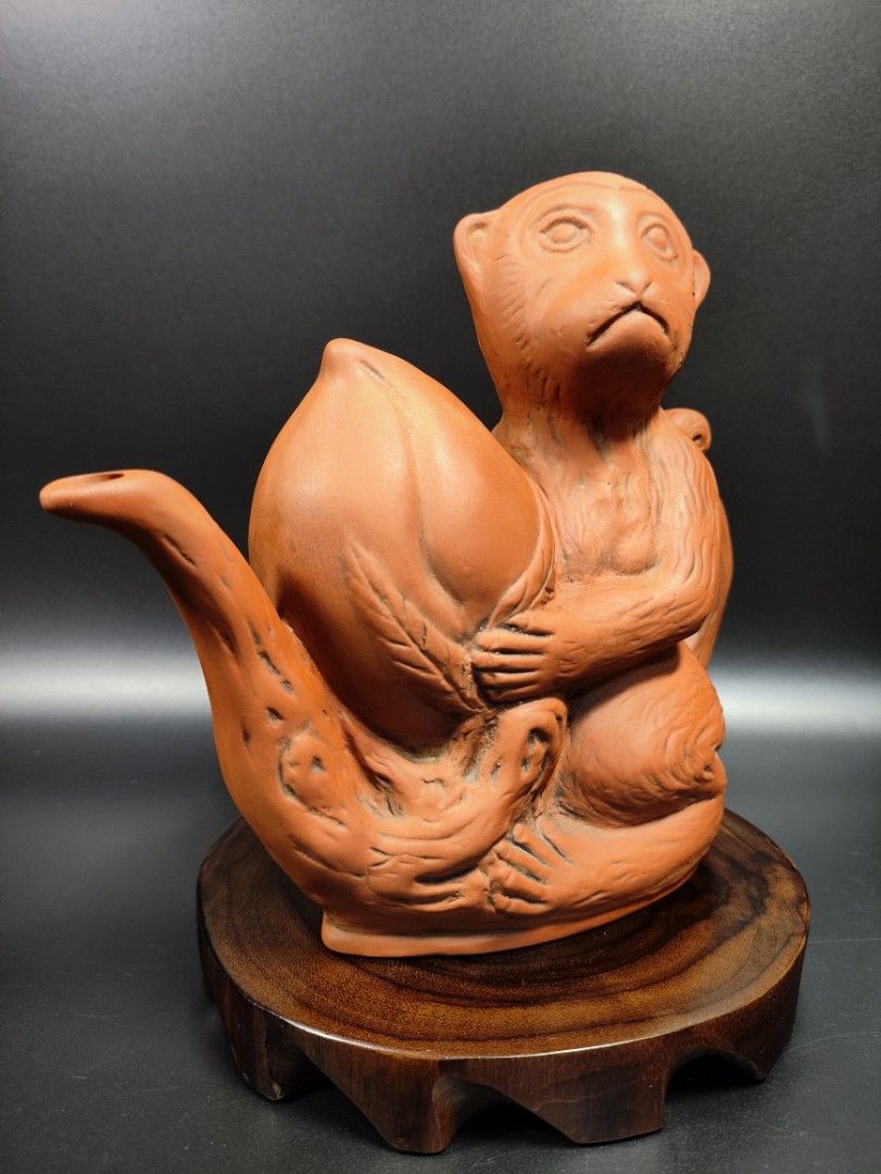 早期宜興朱泥壺- 猴子抱桃倒流壺（風水/擺件/宜興/陶瓷/雕塑/擺件/紫砂
