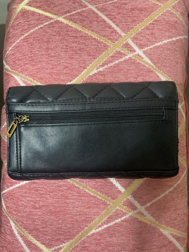 AUTHENTIC GUESS PRELOVED WALLET (Category: Luxury Bags & Wallets) located in Marikina City. Submitted by trisha.amelie_01 (Listing ID 1264101239, Image 3). Description: Preloved - Bought for 4000 pesos - Quilted puff.