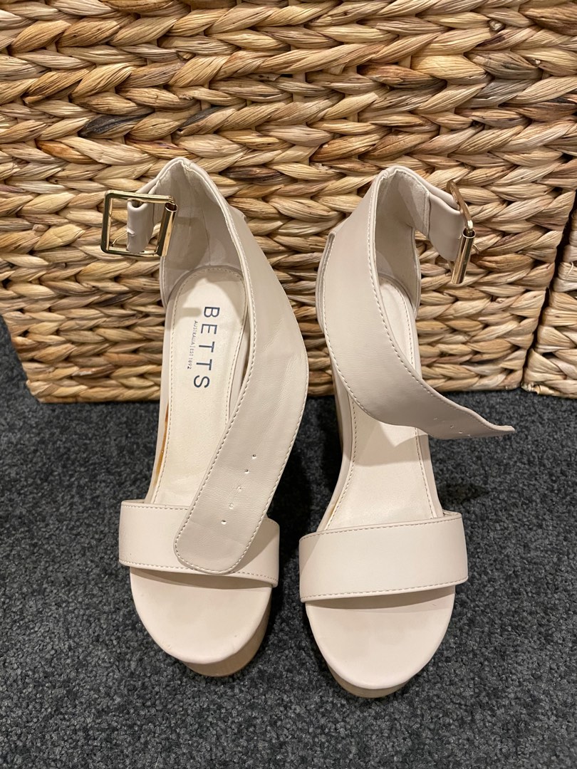 Betts wedges top