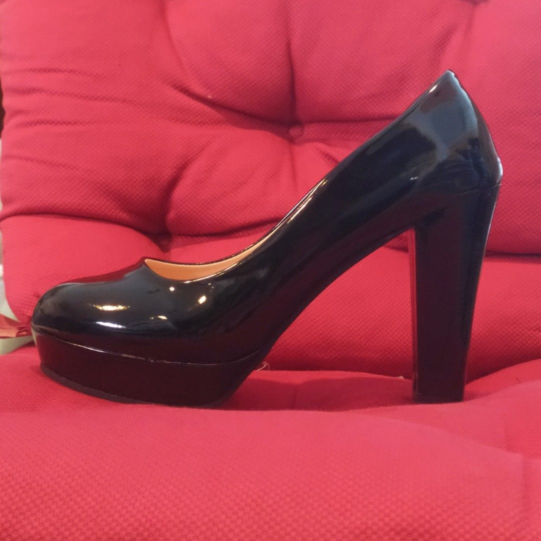Black high outlet heels red sole