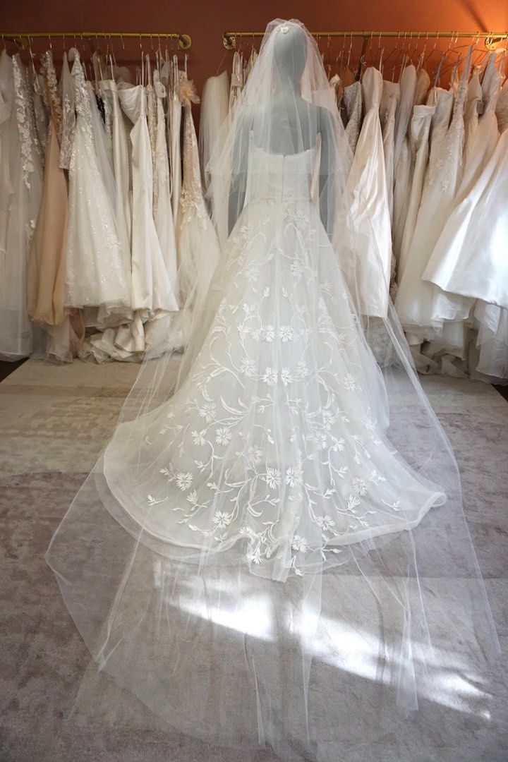 CAROLINA HERRERA chapel length veil Carousell