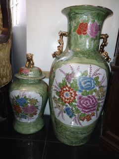 Decorative small Oriental jar with lid