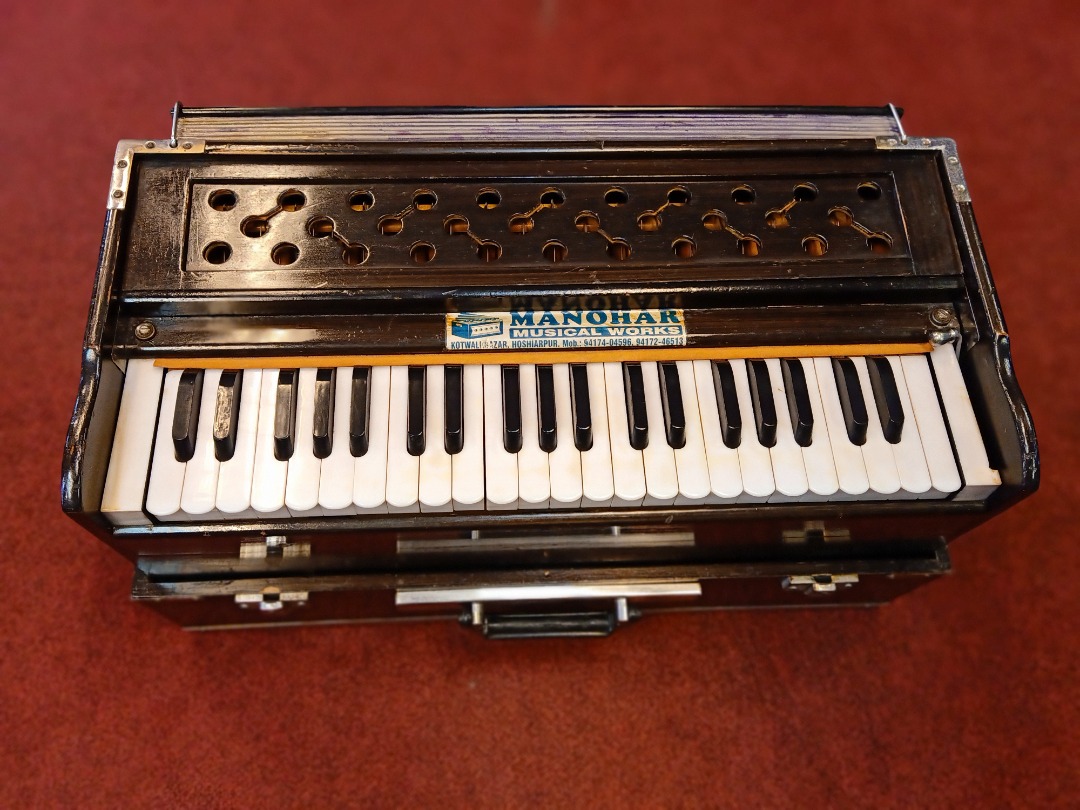 Double Harmonium Wood, Hobbies & Toys, Music & Media, Musical