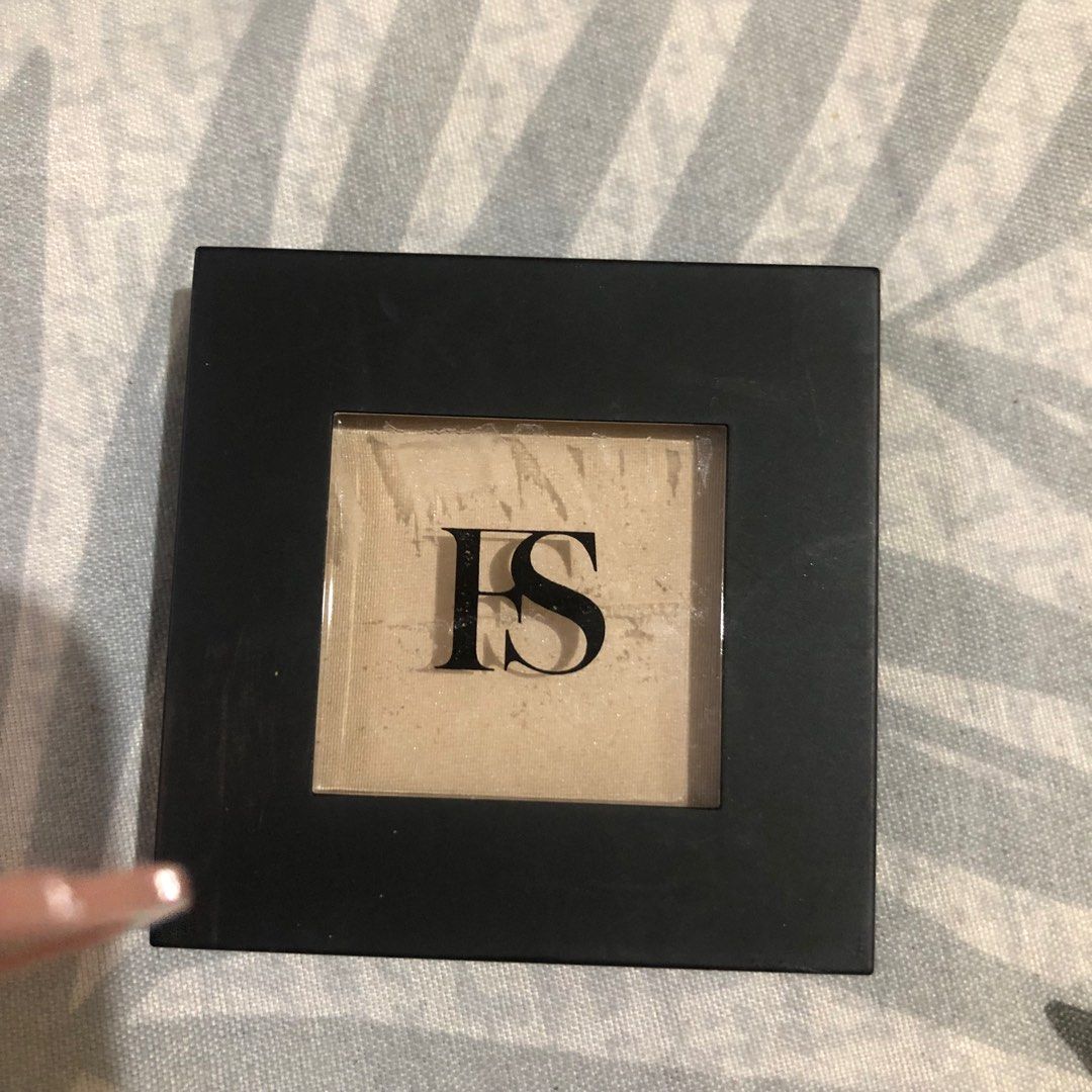 FS Single Eyeshadow [Beach Sand] (Category: Makeup) located in Manila. Submitted by enndrelithe (Listing ID 1264166548, Image 1). Description: Condition: Like new Yung date po na nakalagay is kung kelan sya nabili ❤️ MOP: Shopee checkout [dm me for link] DM me if interested! 🫶🏻🥰.