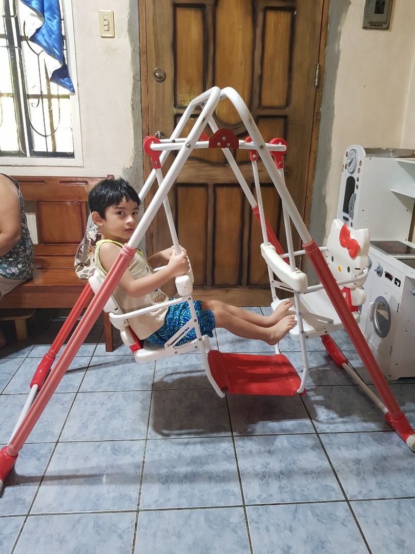 HELLO KITTY DOUBLE METAL SWING (Category: Infant Playtime) located in Don Carlos. Submitted by Lav_Marie (Listing ID 1264205679, Image 3). Description: ⭐HELLO KITTY DOUBLE METAL SWING⭐ Imported from Japan 🇯🇵 ✅Heavy duty super matibay ✅Can hold up to 5 years (25kgs) per seat ✅Foldable swing easy to store ✅Frame is made of metal ✅Hello kitty hard plastic chair ✅With safety barriers ✅With foot stand/rest ✅Perfect for indoor or outdoor playground ✅