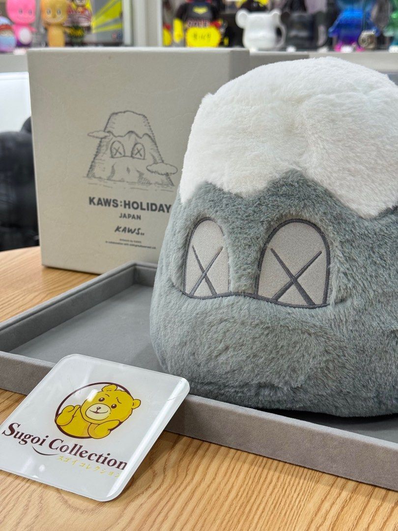 その他 Kaws Holiday Mount Fuji Plush Grey Kaws Holiday Mount Fuji Plush Grey KAWS Holiday Plush Mount Fuji