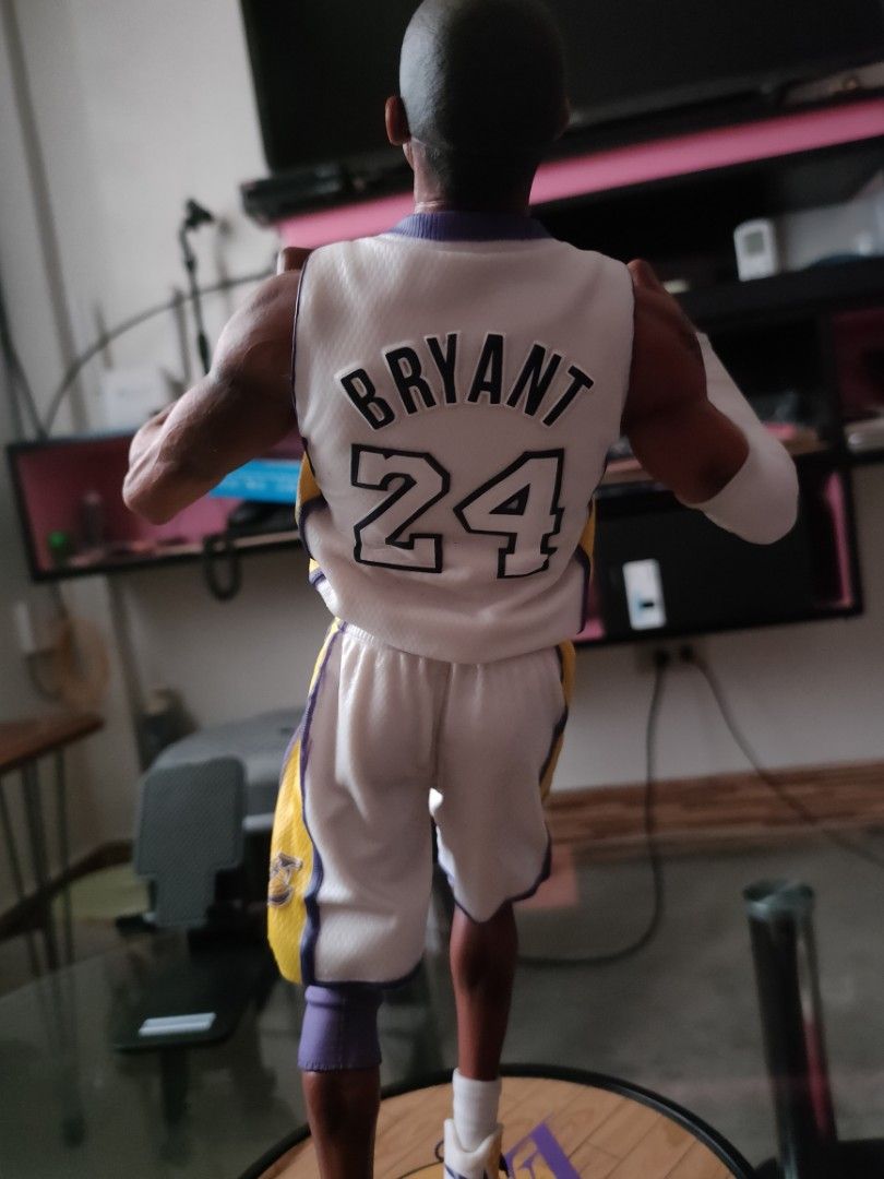 Kobe bryant (Category: Figurines & Statues) located in Las Pinas. Submitted by hi_sayo_bili_na (Listing ID 1264124062, Image 3). Description: for sale kobe bryant figure 18inches estimate for 2500 loose no box loc Las Pinas pm for more details 😁😬😬.