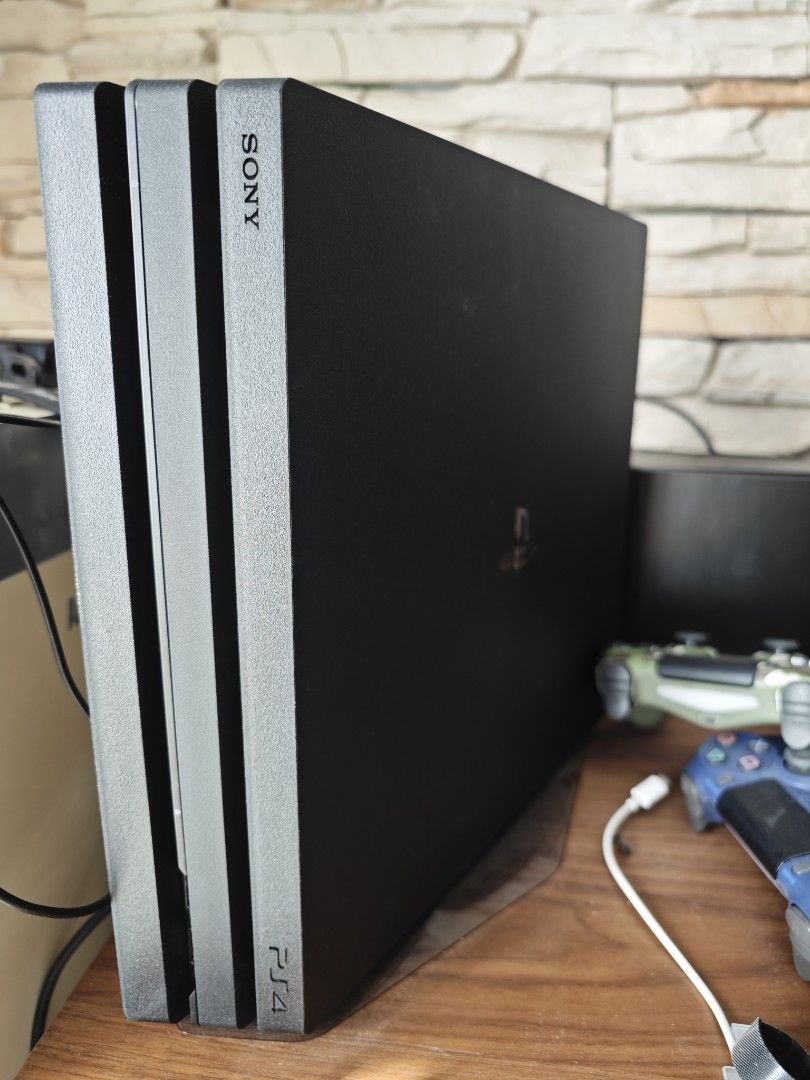 PS4 Pro 1TB upgraded SSHD seagate 3 original controllers and games