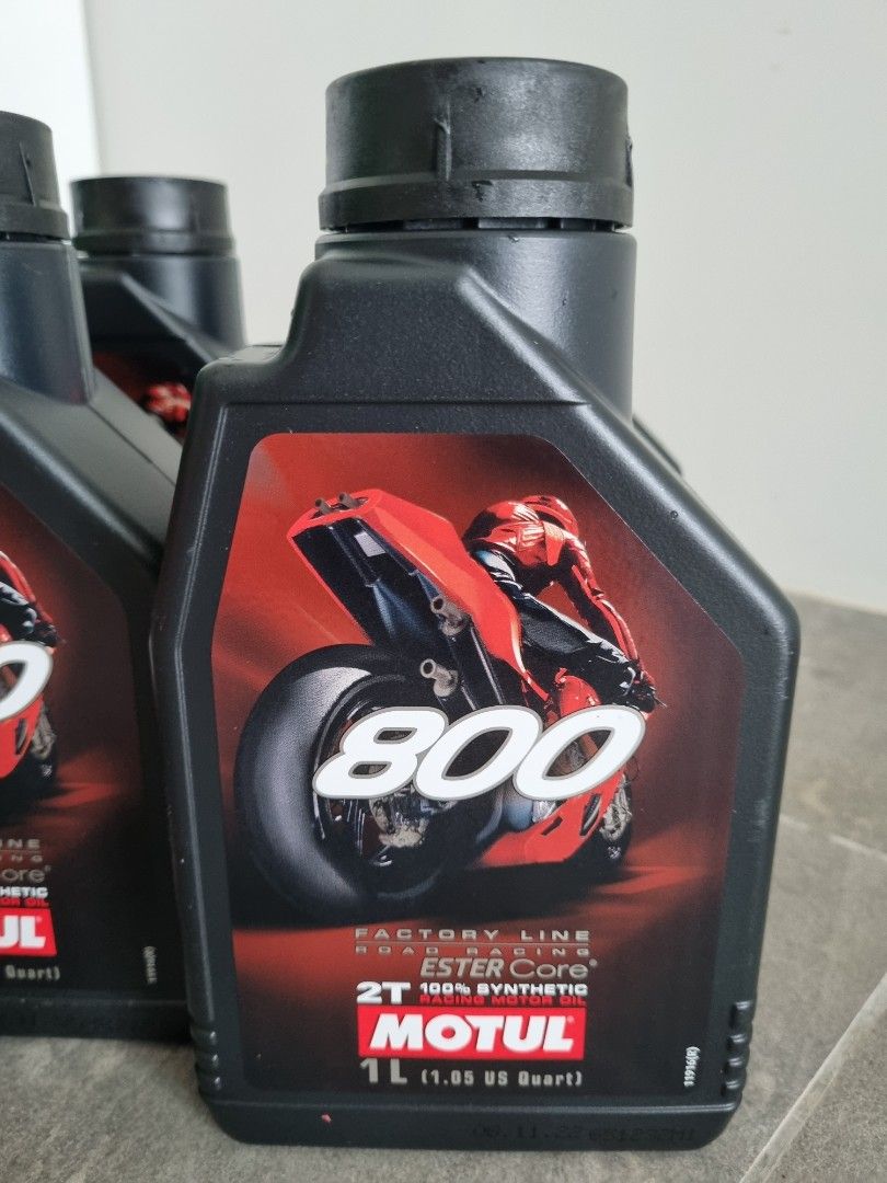Motul 800 Factory Line Road Racing Double Ester 2T (fully synthetic),  Motorcycles, Motorcycle Accessories on Carousell