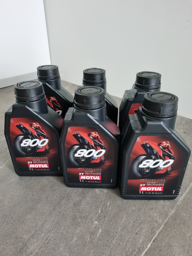 Motul 800 Factory Line Road Racing Double Ester 2T (fully synthetic),  Motorcycles, Motorcycle Accessories on Carousell