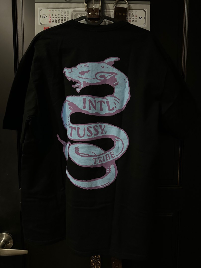 Stussy Serpent tee, 他的時尚, 上身及套裝, T恤和Polo衫在旋轉拍賣
