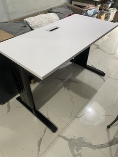 White Free standing table 60x120cm