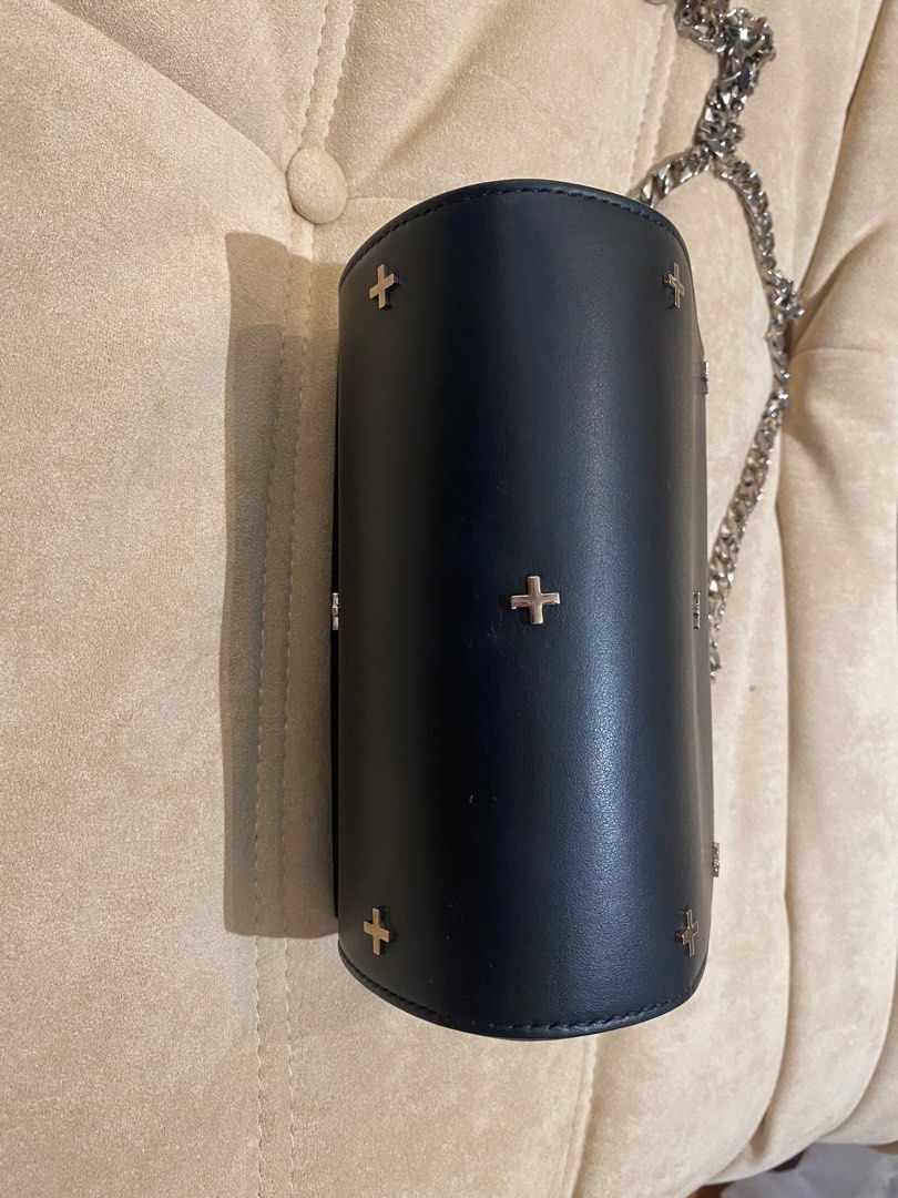 Authentic Givenchy pandora box cross bag (Category: Luxury Bags & Wallets) located in Manila. Submitted by elaine_yuyuan (Listing ID 1264306377, Image 3). Description: Bought it in new york. Good as new.