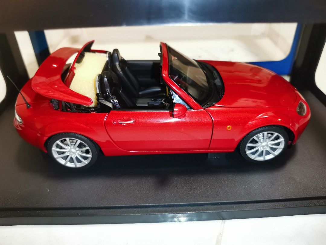Autoart 1/18 Mazda MX-5 red Convertible, 興趣及遊戲, 玩具& 遊戲類