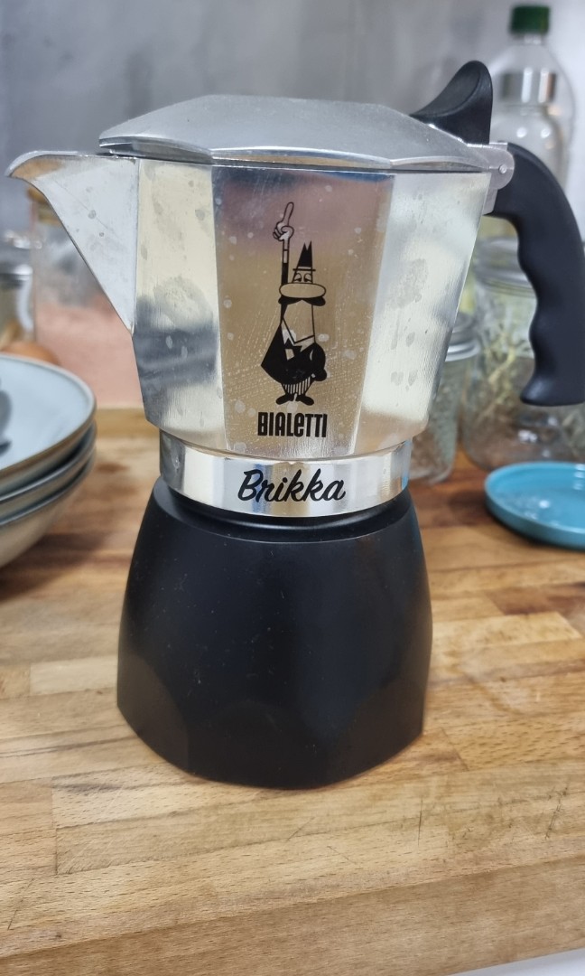 Bialetti - New Brikka, Moka Pot, the Only Stovetop Coffee Maker Capable of  Producing a Crema-Rich Espresso, 4 Cups (5,7 Oz), Aluminum and Black: Home  & Kitchen 