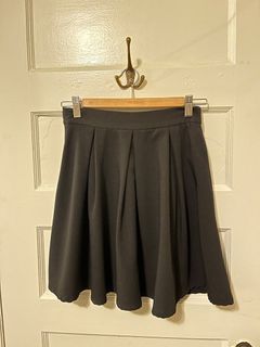 Black pleated skirt (size S)