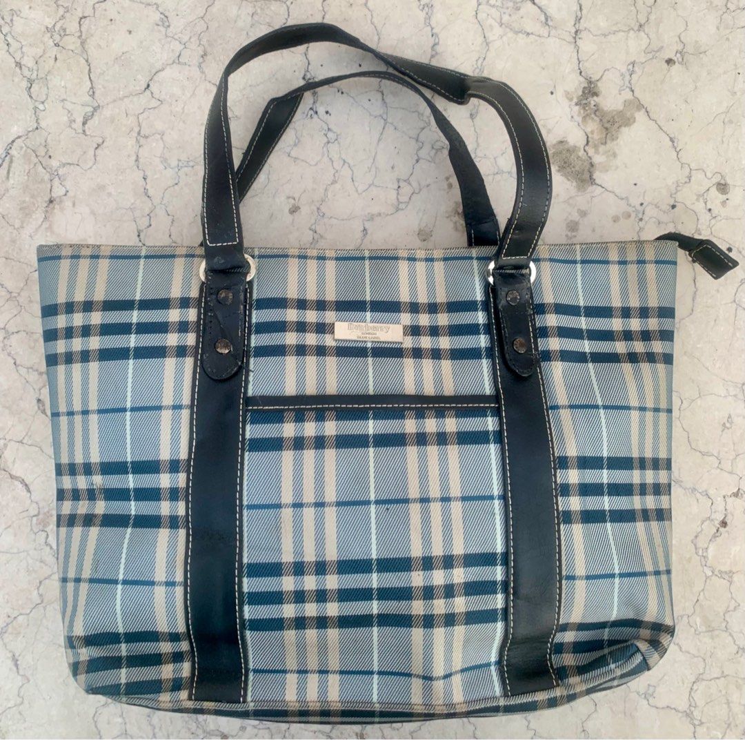 Burberry Blue Label (Category: Luxury Bags & Wallets) located in Kabankalan. Submitted by negrosxthriftz (Listing ID 1264341069, Image 1). Description: Authentic Burberry Blue Label Issue: sa handle nya e repaint nyo nlg.