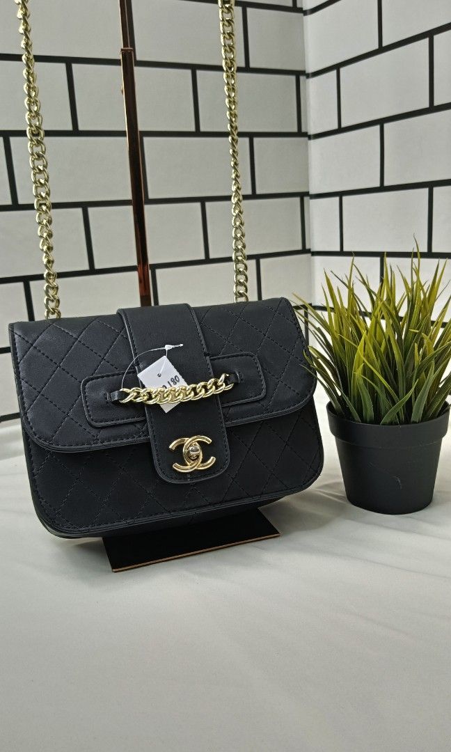 Chanel store flap back