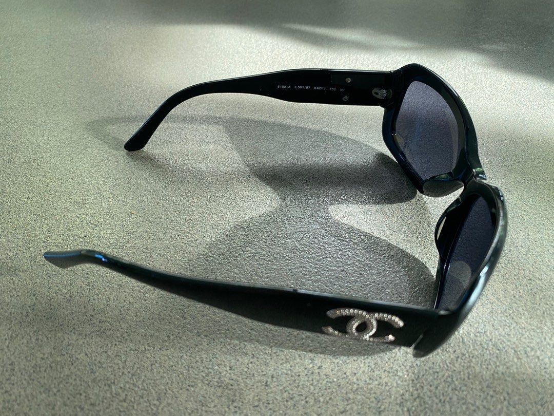 Chanel Shades (Category: Luxury Accessories) located in Muntinlupa City. Submitted by hollygolly (Listing ID 1264331416, Image 3). Description: never used .