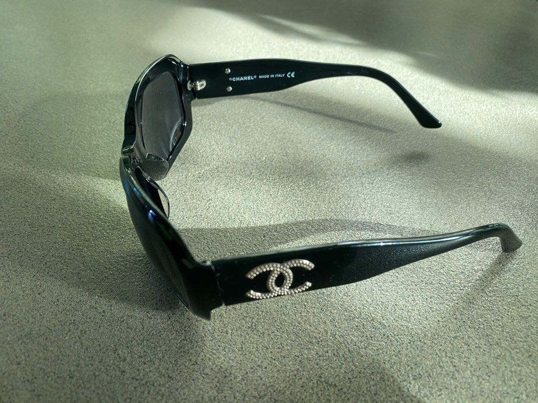 Chanel Shades (Category: Luxury Accessories) located in Muntinlupa City. Submitted by hollygolly (Listing ID 1264331416, Image 1). Description: never used .