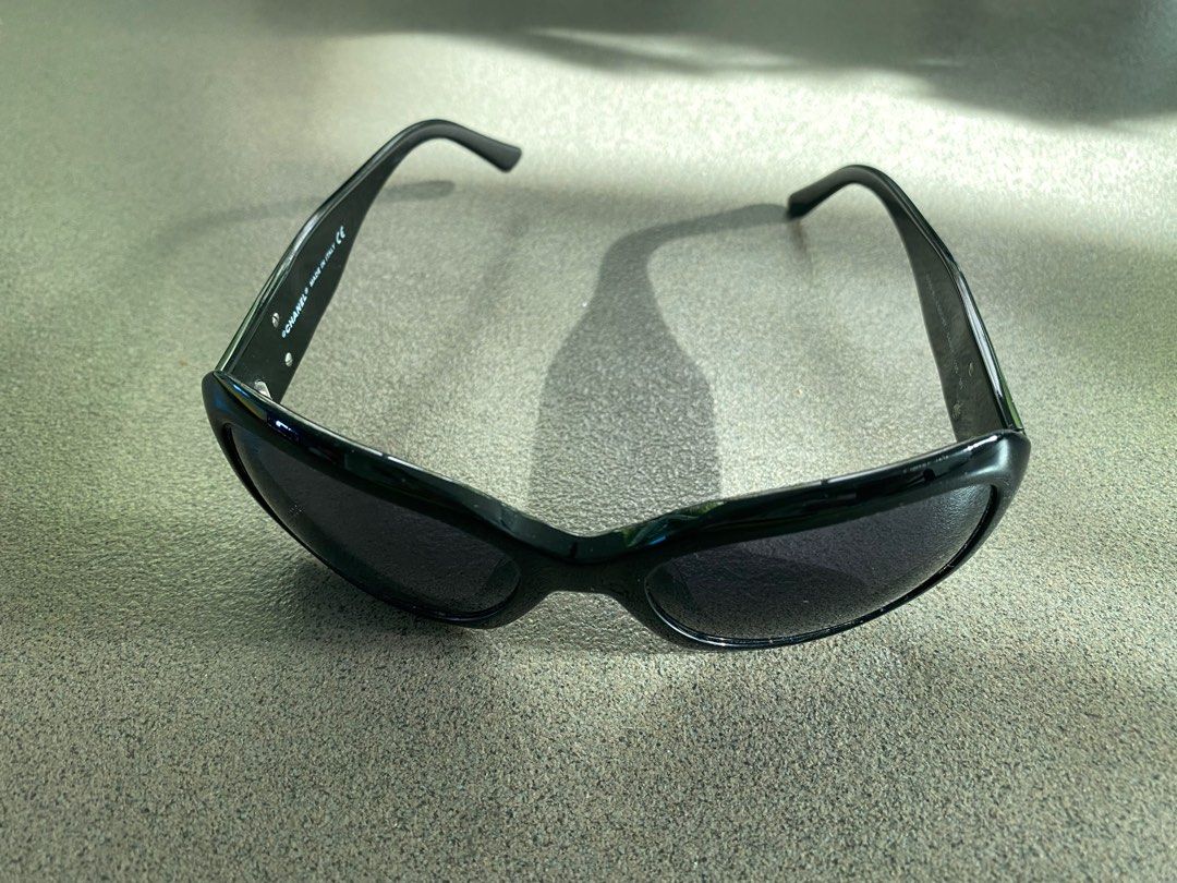 Chanel Shades (Category: Luxury Accessories) located in Muntinlupa City. Submitted by hollygolly (Listing ID 1264331416, Image 2). Description: never used .