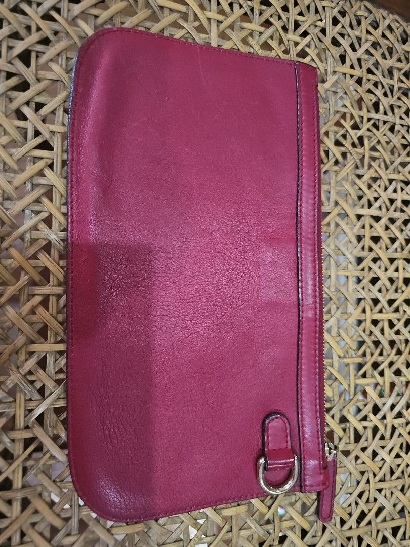 Gucci pouch with D ring (Category: Luxury Bags & Wallets) located in Manila. Submitted by mom_e (Listing ID 1264289194, Image 2). Description: leather gucci pouch with D ring, can put a chain to connect to your bag.