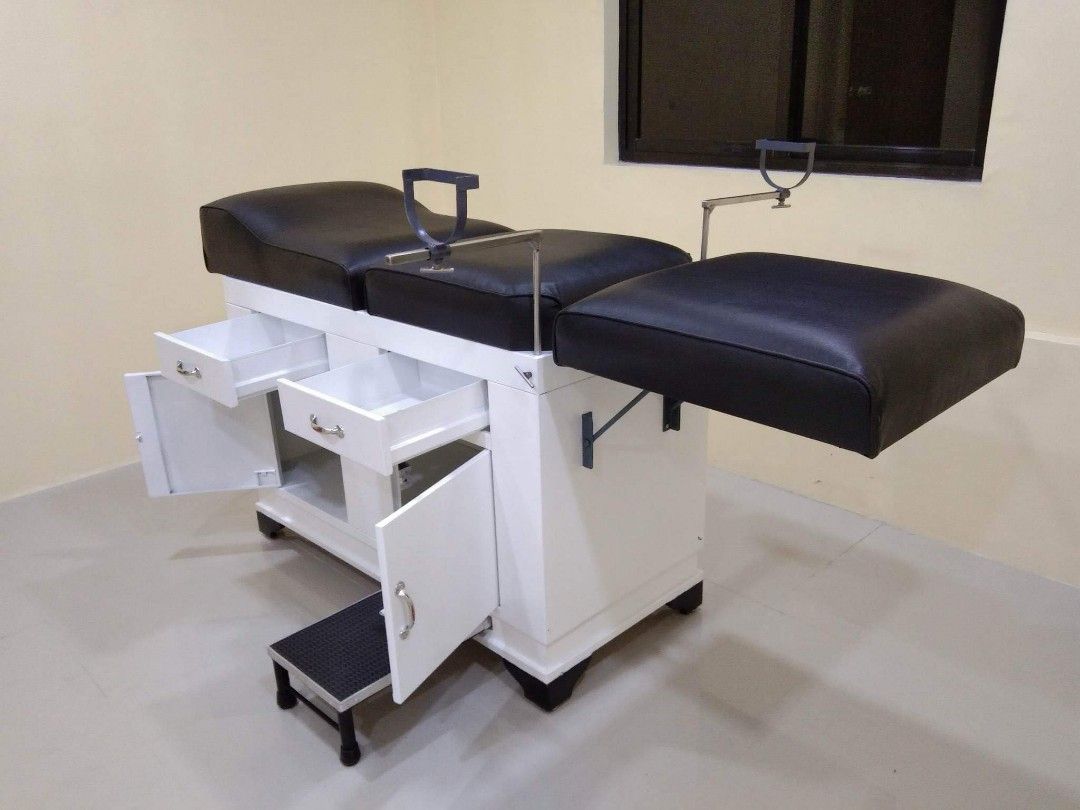 Hamilton examining table, Health & Nutrition, Medical Supplies & Tools ...