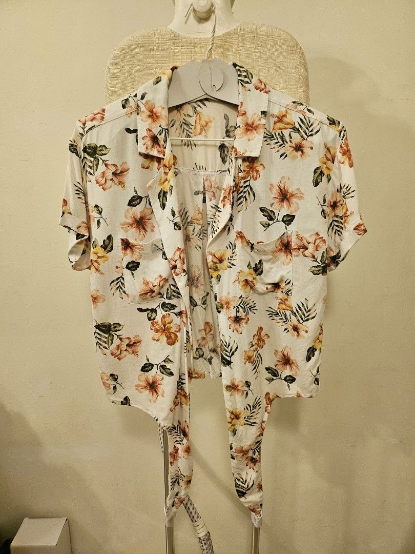 Hollister shop hawaiian shirts