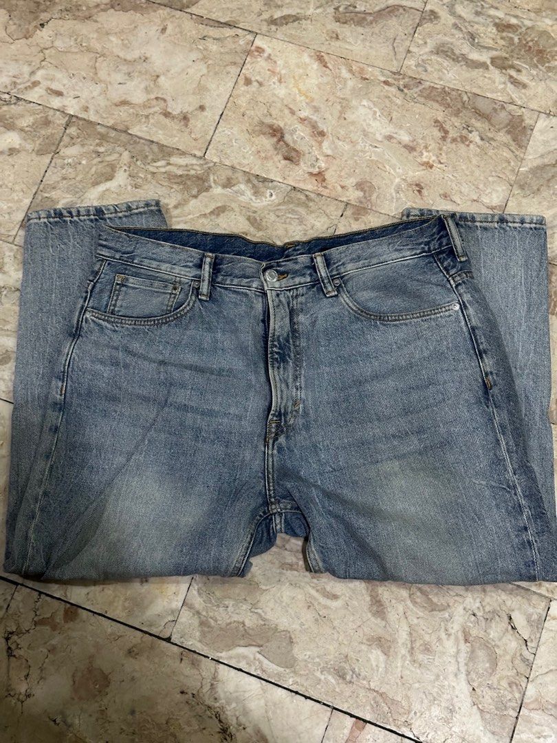 H&M Relaxed Tapered Jeans (Category: Jeans) located in Manila. Submitted by aaron_mnl (Listing ID 1264405894, Image 2). Description: Rarely used, matagal nang nakastuck sa cabinet Tapered and relaxed fit so it can fit up to 38.