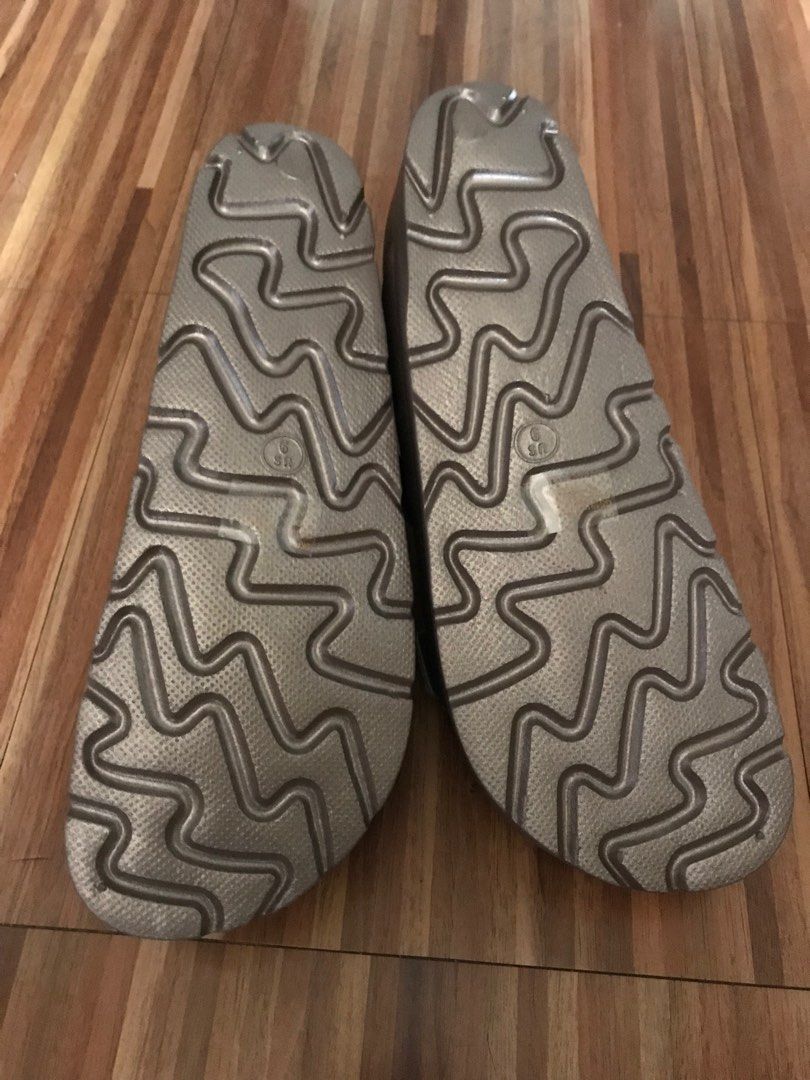 Ladies footwear (Category: Slippers and slides) located in Binangonan. Submitted by treslibra (Listing ID 1264311389, Image 3). Description: Brand: MIA Size: 26cm Material: Lightweight rubber.