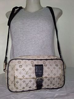 Louis Vuitton LV Lock It Tote Aerogram, Men's Fashion, Bags, Belt bags,  Clutches and Pouches on Carousell