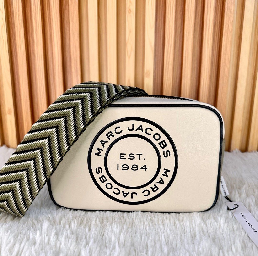 Marc Jacobs Flash Camera Bag (Category: Luxury Bags & Wallets) located in Mandaluyong City. Submitted by shop_0n_the_spot (Listing ID 1264332474, Image 1). Description: 💯% GUARANTEED ORIGINAL & BRAND NEW. ✅ Brand New with Tag, Carecard ✅ Polyplastic ✅ Paper bag (if only available) ▪️We shall not be held responsible/liable for any lost/damage/delay due to courier negligence. ▪️All joy miners will no longer be entertained in the future. ▪️If in DO